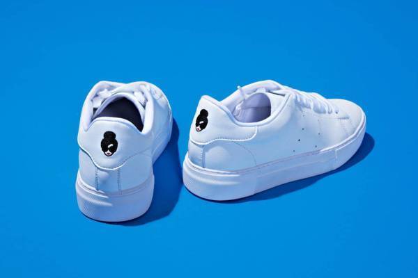 アリス アンド オリビア“ステイシーフェイスロゴ”を配したスニーカー、伊・ACBCとコラボ