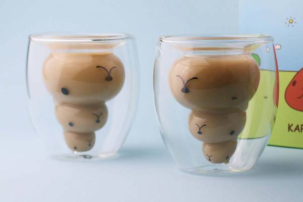 「カピバラさん」初のダブルウォールグラス、ドリンクを注ぐと顔がぷっくり＆仔カピの耳もガラス細工で