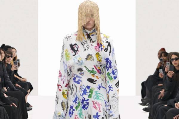 バレンシアガ 22年春コレクション - テクノロジーを通した“もう1つの現実”の中で