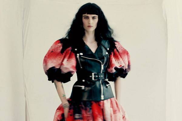 アレキサンダー・マックイーン 2021-22年秋冬ウィメンズコレクション、アネモネの美しさを永遠に