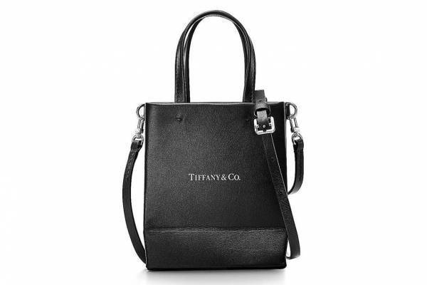 ティファニー“ショッピングバッグ”着想のレザートートバッグ、新色ブラックが登場