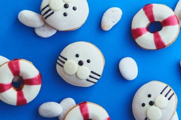 クリスピー・クリーム・ドーナツのふわふわ“アザラシ”ドーナツ、スイカ風味の浮き輪ドーナツも