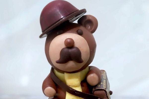 アトリエ ドゥ ゴディバ、ネクタイ＆鞄を身に着けた“クマ”を模った父の日限定チョコレート