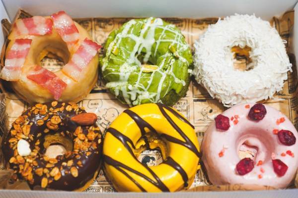 スヌーピーがテーマ「ピーナッツ カフェ」新業態店がウィズ原宿に、ヘルシードーナツやオープンサンド