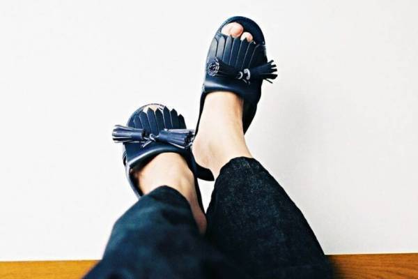 おしゃれな便所サンダル「ベンチ」が奈良・蔦屋書店に、タッセル付きや革シボを再現した“ベンサン”