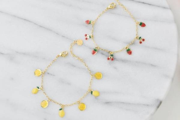 ​Q-pot.「フルーツ」モチーフのチ​ェーンブレスレット、ジューシーなストロベリー＆チェリー