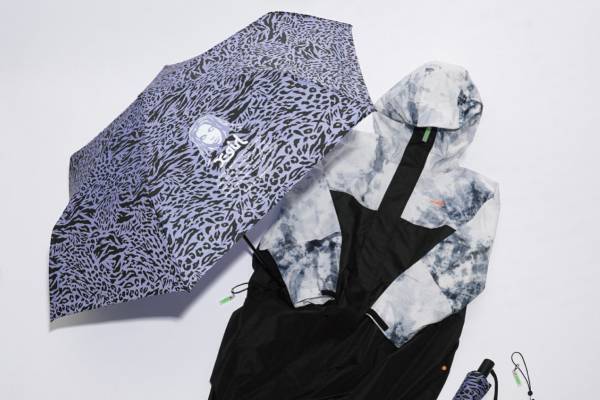 X-girl×キウのコラボレイングッズ、アニマル柄の折りたたみ傘＆ロゴ入りレインポンチョ