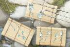 ピアスのようなイヤリング「ぴあり」“夏の鴨川”デザイン、淡い水色のガラスと煌めくパール