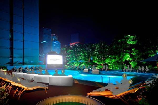 プールサイドで“夜風とともに”映画鑑賞「プールサイドシネマ」品川プリンスホテル屋外プールで