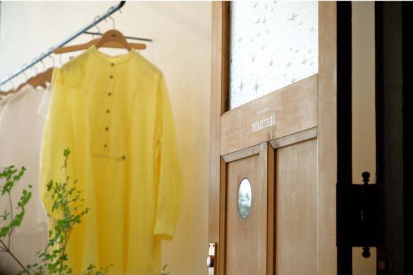 ミナ ペルホネン ネウトラーリの新店舗が京都にオープン、長く着られるシンプルな服