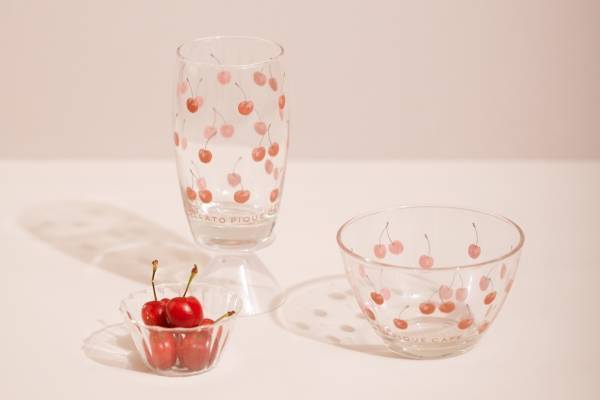 ジェラート ピケ カフェから“アメリカンチェリー柄”テーブルウェア＆ミニサイズのエコバッグ