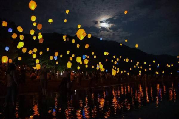 青森「十和田湖湖水まつり」スカイランタン2,000個を打ち上げ＆花火を望むナイトクルーズも
