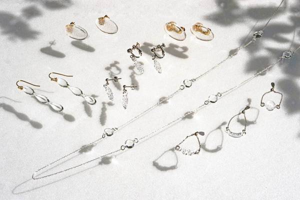 ガラスメーカー「ハリオ」が作る“透明感ガラス”アクセサリー、水滴＆霧イメージのガラスピアス