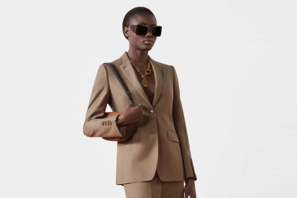 バーバリーのウィメンズ＆メンズ新作、「TB」モノグラムを配したジャケットやレザーバッグなど