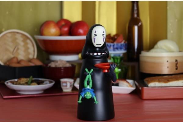 スタジオジブリ作品『千と千尋の神隠し』カオナシが“お金を食べる”新貯金箱、ゲップやおしゃべりも