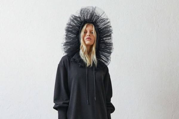 レッド ヴァレンティノの新作ウェア、チュールのフリル付きスウェットドレスやデニムスカート