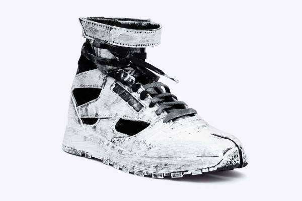 メゾン マルジェラ×リーボック“切り抜きアッパー”の新作スニーカー「クラシックレザー・タビ・ハイ」