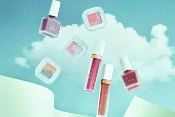 トーン21年秋冬コスメ、“朝空”着想の艶めきアイシャドウ＆“花ことば”を添えたフラワーネイル