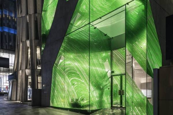 「ボッテガ・ヴェネタ 表参道フラッグシップ」表参道に旗艦店オープン、人気バッグ「ザ・ポーチ」新作も