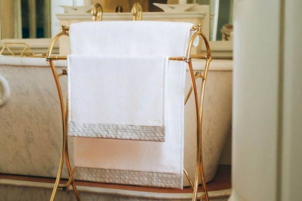 ディオール メゾン新作「カナージュ」刺繍のタオルやバスマット、パールグレー＆ホワイトカラーで