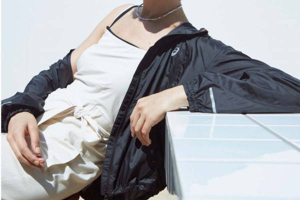 スナイデル×アシックス、ドロップショルダーの上品ブルゾン＆メッシュインナー付きワンピなど