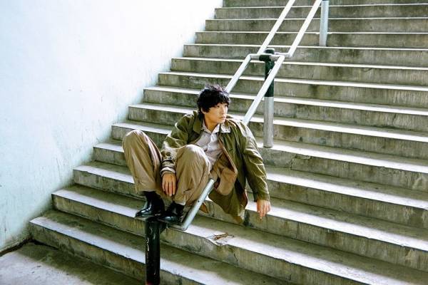 石崎ひゅーい新曲「ブラックスター」デヴィッド・ボウイに捧ぐ、サッポロ黒ラベルWEBCM曲に