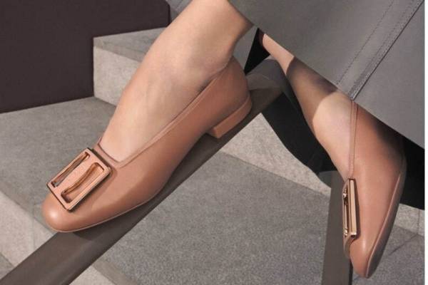 サルヴァトーレ フェラガモ21年秋冬、ミラーヒールのキラキラミュールやロゴプレートのフラットシューズ