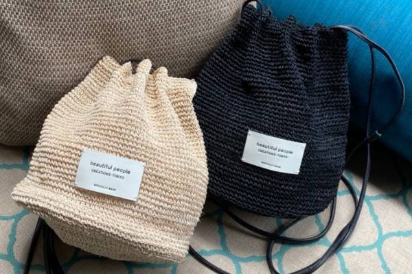 ビューティフルピープル×ステュディオスのドローストリングバッグ、軽やかな天然素材「アバカ」を使用