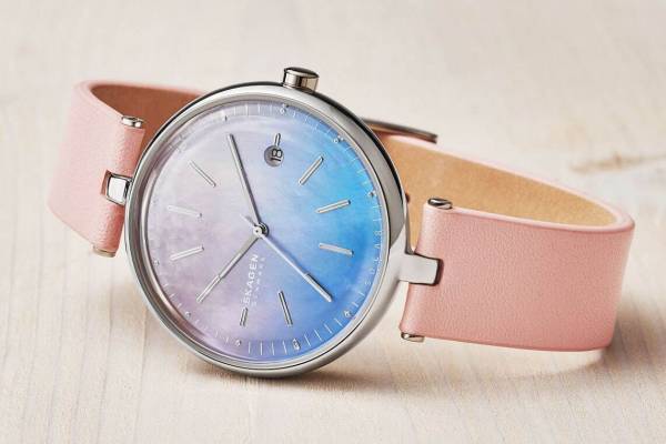 スカーゲン、デンマークの夏至祭を祝した限定ソーラーウォッチ - 太陽の光を受けて虹色に輝く文字盤