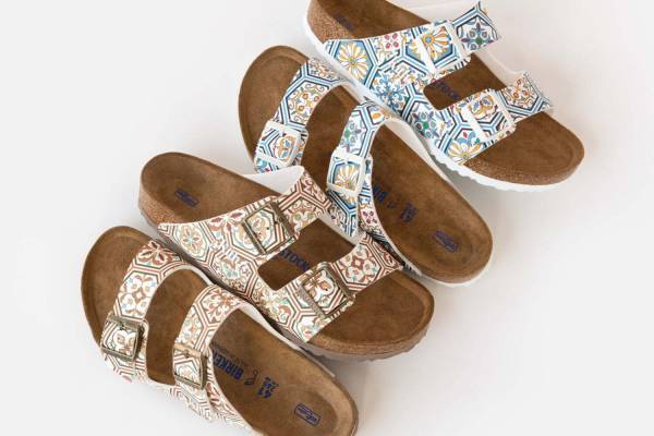 KITH×ビルケンシュトックのサンダル「アリゾナ」アーカイブから引用したタイルプリント