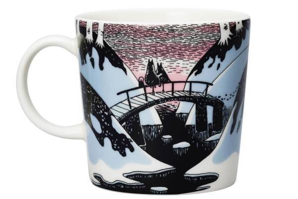 アラビア“ムーミンの日”記念マグカップ、スナフキンの帰りを待つムーミン＆ムーミンママを描いて