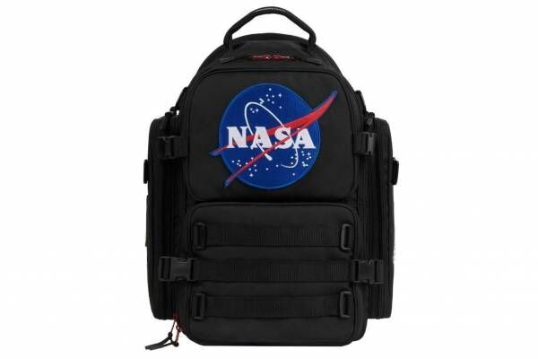 バレンシアガ×NASA、“宇宙服”風オーバーサイズパーカやロゴ入りバックパック