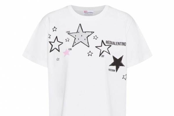 レッド ヴァレンティノ“スター＆幸運のメッセージ”を配したTシャツやキャップ、「東京」に着想