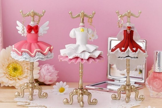 「カードキャプターさくら」“コスチューム”モチーフの新ジュエリースタンド、ケロちゃん付きも