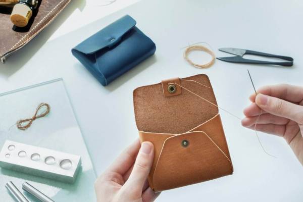 土屋鞄製造所「牛革ケース作り」で“職人体験”ワークショップ、レザーのケア方法も学べる