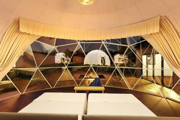 オーシャンビューのグランピング施設「グランドーム福岡ふくつ」オープン、無料スイーツビュッフェも