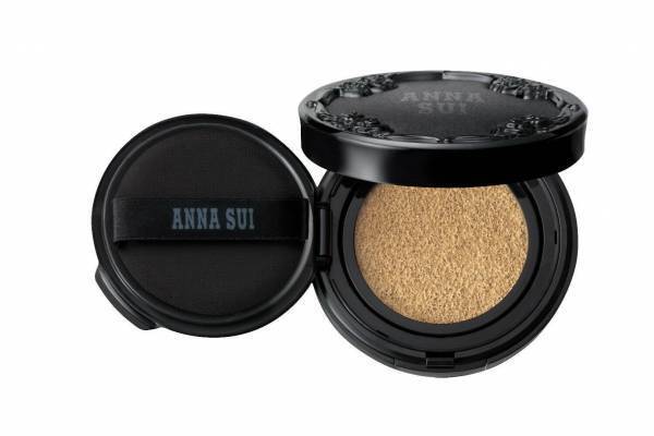 アナ スイ21年秋ベースメイク、“セミマットなドールスキン”演出の新クッション ファンデーション