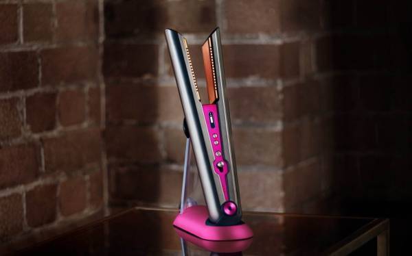 「ダイソン コラール」“髪へのダメージ半分”新コードレスヘアアイロン、ストレートもカールもこれ1台で