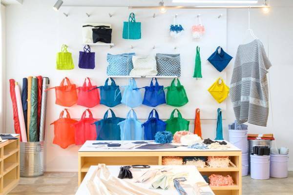 小松マテーレの新ブランド「マテモノ」建築着想プリーツバッグなど、石川の工房一体型店舗モノーボで