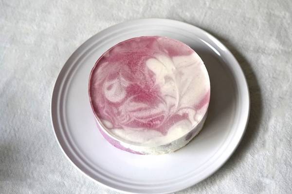 フォルマ“七夕の夜空”をイメージしたレアチーズケーキ、カシス×チーズムースのさっぱりとした味わい