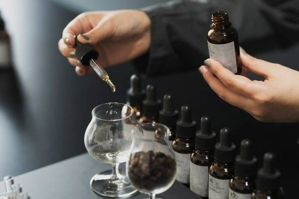 オサジのホームフレグランス調香専門店「kako -家香-」蔵前にオープン、家の香りを調香体験