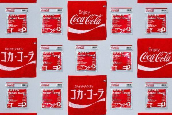 ファセッタズム・落合監修「コカ･コーラ」デザインの今治タオル、ファミマ・コンビニエンスウェアより