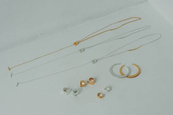 クラネ×テンのコラボアクセサリー、ゴールド＆シルバー煌めくピアスや2WAYネックレス