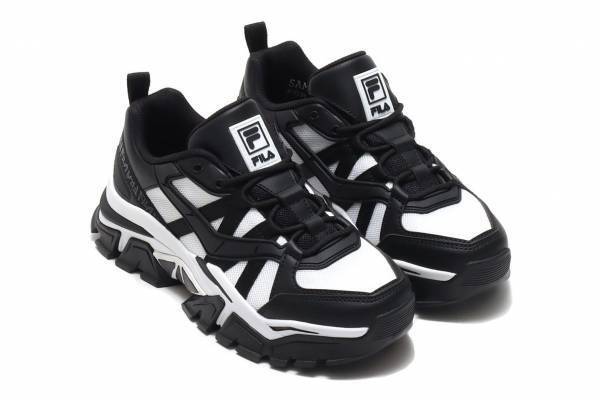 アトモス ピンク×フィラ“モノトーン”の厚底スニーカー、かてぃの書下ろしロゴ入り