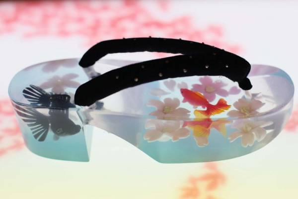 猫やパンダ柄などアートな下駄の受注会、新宿高島屋で - 金魚が浮かぶ透明下駄の特別展示も