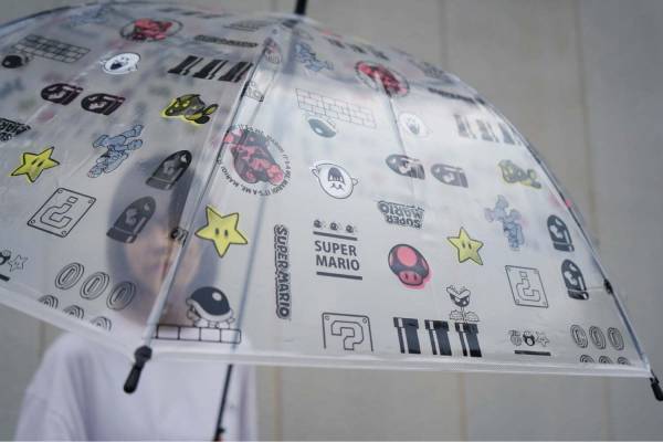 Wpc.×任天堂「スーパーマリオ」のビニール傘再び！テレサ＆クリボーも潜む総柄デザインで