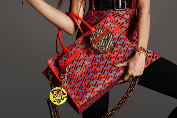 ヴェルサーチェの新作バッグ、“グレカ柄”を3Dで再解釈したジオメトリックプリント「ラ グレカ」