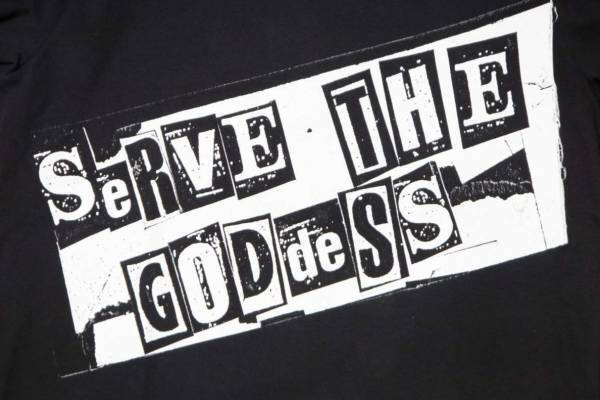 コム デ ギャルソン、英アーティスト ジェイミー・リードとのコラボTシャツ