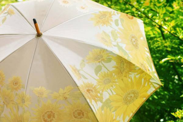 織物でできた花畑の展覧会「花、ひらく」山梨で、槙田商店の“ひまわり&紫陽花傘”で花畑を表現