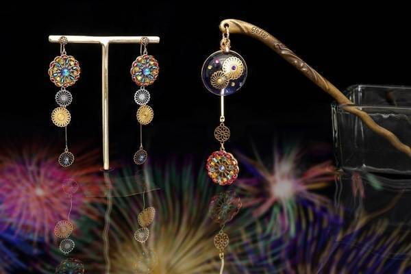 京都発ピアスのようなイヤリング「ぴあり」“花火”がテーマ、夜色ガラス＆カラフルビーズ